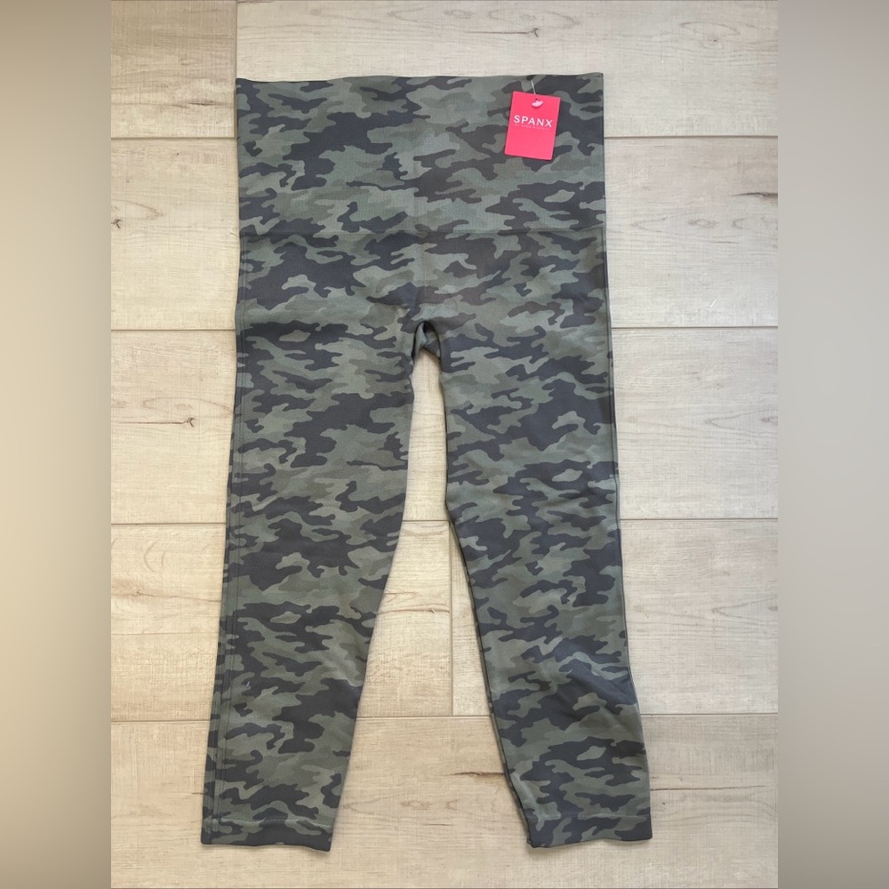 NWT  SPANX Women's Cropped Look At Me Now Seamless Leggings, Sage Camo, XL